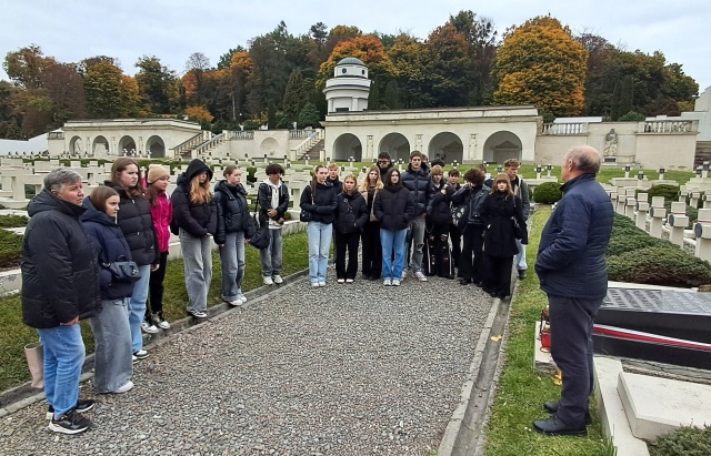 Uczniowie Liceum nr 10 im. św. Marii Magdaleny we Lwowie uczestniczą w lekcjach historii prowadzonych na Cmentarzu Orląt Lwowskich przez nauczycielki szkoły i Pana Janusza Balickiego – prezesa Polskiego Towarzystwa Opieki nad Grobami Wojskowymi we Lwowie. Fot. Liceum nr 10 im. św. Marii Magdaleny we Lwowie Pamięci Bezimiennego Bohatera z Cmentarza Orląt Lwowskich [POSŁUCHAJ, ZDJĘCIA]