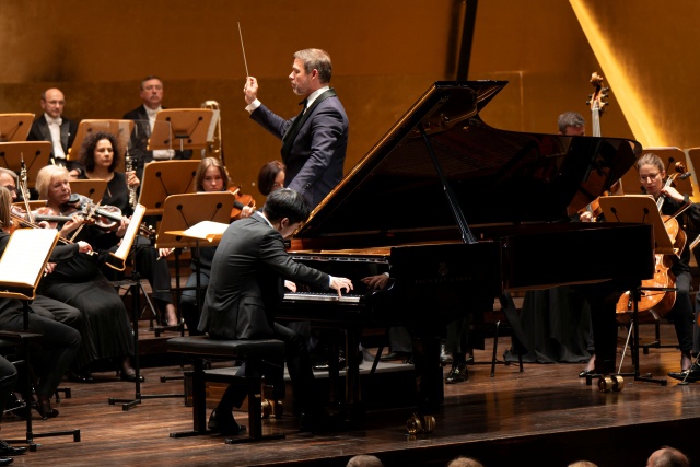 Przemysław Neumann dyryguje pianistą Kevinem Chenem i Orkiestrą Symfoniczną Filharmonii w Szczecinie. Fot. Kamila Kozioł [Filharmonia w Szczecinie] Kevin Chen zagrał w Złotej Sali Filharmonii [ROZMOWA, ZDJĘCIA]