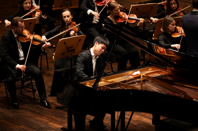 Kevin Chen – pianista gra z Orkiestrą Symfoniczną Filharmonii w Szczecinie pod dyrekcją Przemysława Neumanna. Fot. Kamila Kozioł [Filharmonia w Szczecinie] Kevin Chen zagrał w Złotej Sali Filharmonii [ROZMOWA, ZDJĘCIA]