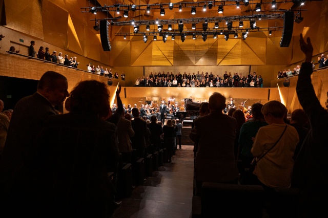 Kevin Chen – pianista przyjmuje owacyjne brawa publiczności. Fot. Kamila Kozioł [Filharmonia w Szczecinie] Kevin Chen zagrał w Złotej Sali Filharmonii [ROZMOWA, ZDJĘCIA]
