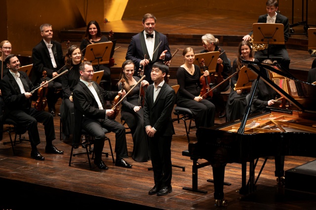 Kevin Chen – pianista przyjmuje owacyjne brawa publiczności. Fot. Kamila Kozioł [Filharmonia w Szczecinie] Kevin Chen zagrał w Złotej Sali Filharmonii [ROZMOWA, ZDJĘCIA]