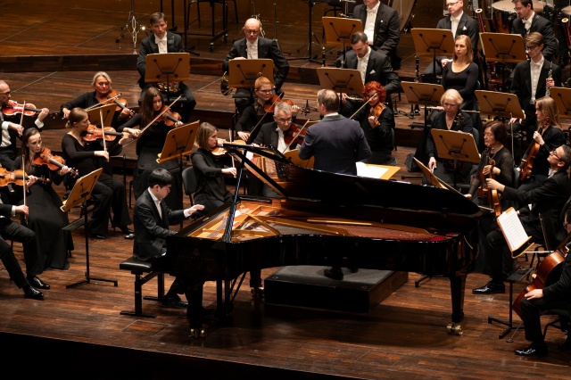 Kevin Chen – pianista gra z Orkiestrą Filharmonii w Szczecinie pod dyrekcją Przemysława Neumanna. Fot. Kamila Kozioł [Filharmonia w Szczecinie] Kevin Chen zagrał w Złotej Sali Filharmonii [ROZMOWA, ZDJĘCIA]