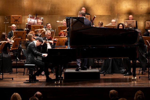 Kevin Chen – pianista gra z Orkiestrą Symfoniczną Filharmonii w Szczecinie pod dyrekcją Przemysława Neumann Kevin Chen zagrał w Złotej Sali Filharmonii [ROZMOWA, ZDJĘCIA]