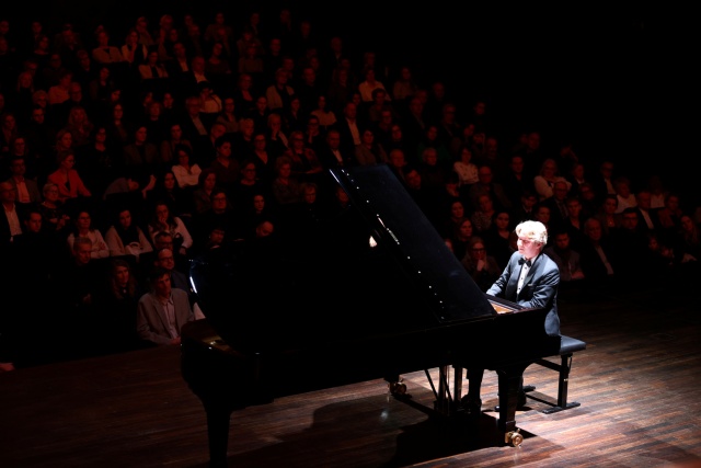 Krzysztof Wierciński – pianista. Fot. Cezary Aszkiełowicz [Filharmonia w Szczecinie] Krzysztof Wierciński zachwycił publiczność Złotej Sali Filharmonii [ROZMOWA z ARTYSTĄ, ZDJĘCIA]