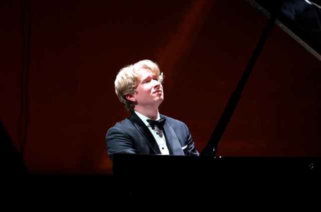 Krzysztof Wierciński – pianista. Fot. Cezary Aszkiełowicz [Filharmonia w Szczecinie] Krzysztof Wierciński zachwycił publiczność Złotej Sali Filharmonii [ROZMOWA z ARTYSTĄ, ZDJĘCIA]