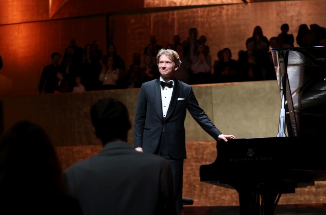 Krzysztof Wierciński – pianista przyjmuje owacyjne brawa publiczności. Fot. Cezary Aszkiełowicz [Filharmonia w Szczecinie] Krzysztof Wierciński zachwycił publiczność Złotej Sali Filharmonii [ROZMOWA z ARTYSTĄ, ZDJĘCIA]