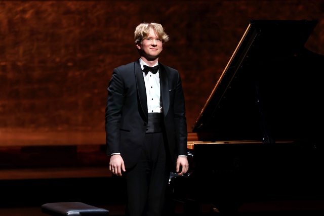 Krzysztof Wierciński – pianista przyjmuje owacyjne brawa publiczności. Fot. Cezary Aszkiełowicz [Filharmonia w Szczecinie] Krzysztof Wierciński zachwycił publiczność Złotej Sali Filharmonii [ROZMOWA z ARTYSTĄ, ZDJĘCIA]