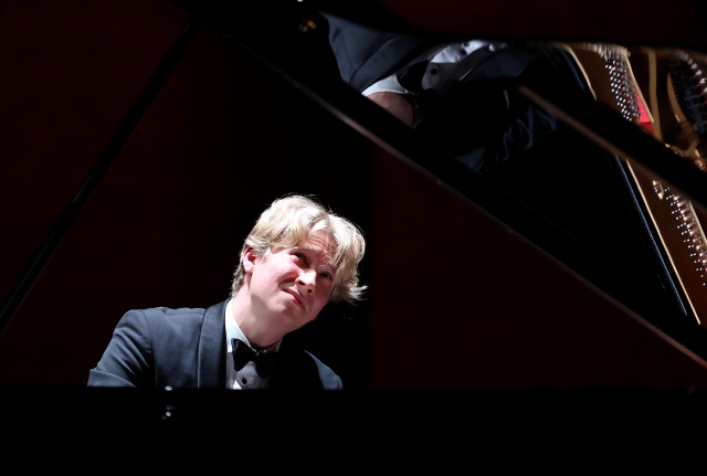 Krzysztof Wierciński – pianista. Fot. Cezary Aszkiełowicz [Filharmonia w Szczecinie] Krzysztof Wierciński zachwycił publiczność Złotej Sali Filharmonii [ROZMOWA z ARTYSTĄ, ZDJĘCIA]