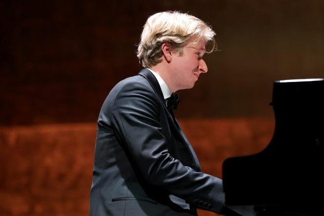 Krzysztof Wierciński – pianista. Fot. Cezary Aszkiełowicz [Filharmonia w Szczecinie] Krzysztof Wierciński zachwycił publiczność Złotej Sali Filharmonii [ROZMOWA z ARTYSTĄ, ZDJĘCIA]