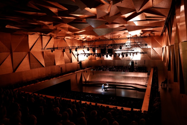 Krzysztof Wierciński – pianista. Fot. Cezary Aszkiełowicz [Filharmonia w Szczecinie] Krzysztof Wierciński zachwycił publiczność Złotej Sali Filharmonii [ROZMOWA z ARTYSTĄ, ZDJĘCIA]