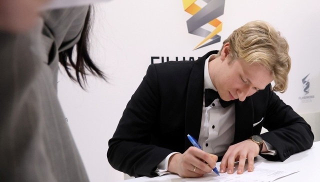 Krzysztof Wierciński – pianista składa autografy publiczności. Fot. Cezary Aszkiełowicz [Filharmonia w Szczecinie] Krzysztof Wierciński zachwycił publiczność Złotej Sali Filharmonii [ROZMOWA z ARTYSTĄ, ZDJĘCIA]