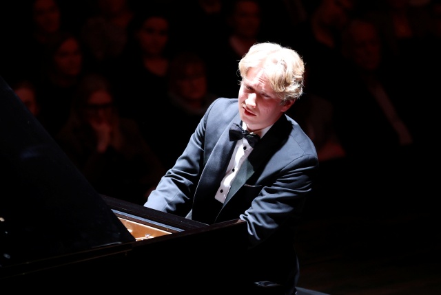 Krzysztof Wierciński – pianista. Fot. Cezary Aszkiełowicz [Filharmonia w Szczecinie] Krzysztof Wierciński zachwycił publiczność Złotej Sali Filharmonii [ROZMOWA z ARTYSTĄ, ZDJĘCIA]