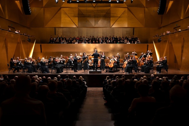 Jakub Przybycień – dyrygent i soliści: Paweł Maślanka (skrzypce), Izabela Kokosińska (obój), Edyta Moroz (fagot), Yesong Lee (wiolonczela) oraz Orkiestra Filharmonii im. Mieczysława Karłowicza w Szczecinie. Fot. Kamila Kozioł [Filharmonia w Szczecinie] Jakub Przybycień | Istota elegancji w Złotej Sali Filharmonii [ROZMOWA z DYRYGENTEM, ZDJĘCIA]