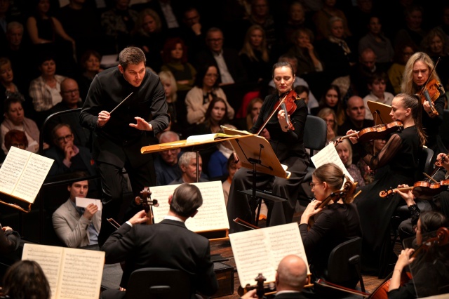 Jakub Przybycień – dyrygent. Fot. Kamila Kozioł [Filharmonia w Szczecinie] Jakub Przybycień | Istota elegancji w Złotej Sali Filharmonii [ROZMOWA z DYRYGENTEM, ZDJĘCIA]