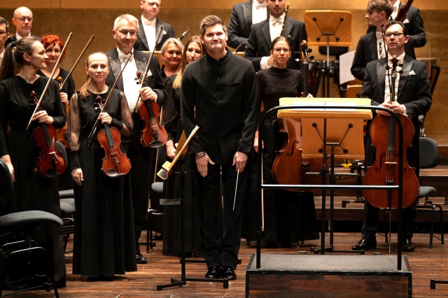 Jakub Przybycień – dyrygent przyjmuje gorące brawa publiczności. Fot. Kamila Kozioł [Filharmonia w Szczecinie] Jakub Przybycień | Istota elegancji w Złotej Sali Filharmonii [ROZMOWA z DYRYGENTEM, ZDJĘCIA]