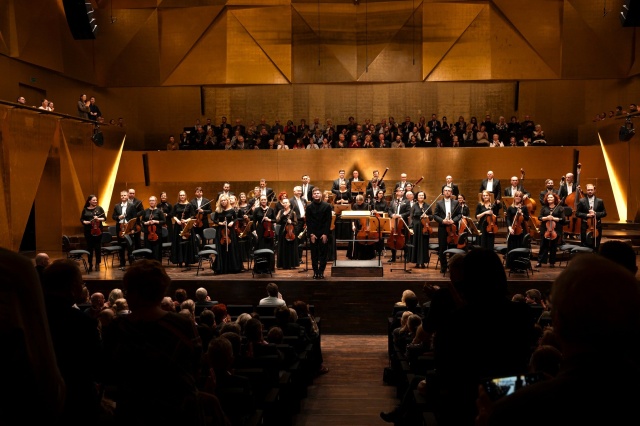 Jakub Przybycień – dyrygent i Orkiestra Filharmonii im. Mieczysława Karłowicza w Szczecinie przyjmują gorące brawa publiczności. Fot. Kamila Kozioł [Filharmonia w Szczecinie] Jakub Przybycień | Istota elegancji w Złotej Sali Filharmonii [ROZMOWA z DYRYGENTEM, ZDJĘCIA]