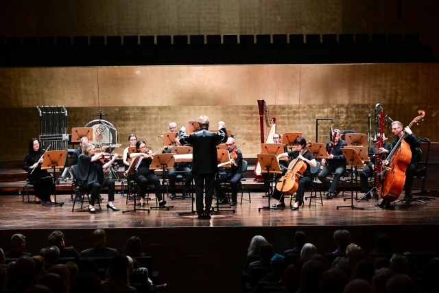 Orkiestra Muzyki Nowej pod dyrekcją Szymona Bywalca. Fot. Marcin Bielecki Szymon Bywalec z Orkiestrą Muzyki Nowej zachwycił melomanów Złotej Sali Filharmonii [ROZMOWA z DYRYGENTEM, ZDJĘCIA]
