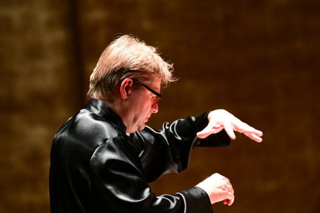 Szymon Bywalec – dyrygent. Fot. Marcin Bielecki Szymon Bywalec z Orkiestrą Muzyki Nowej zachwycił melomanów Złotej Sali Filharmonii [ROZMOWA z DYRYGENTEM, ZDJĘCIA]