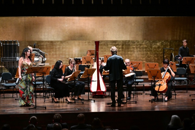 Agata Zybel – sopranistka z Orkiestrą Muzyki Nowej pod dyrekcją Szymona Bywalca. Fot. Marcin Bielecki Szymon Bywalec z Orkiestrą Muzyki Nowej zachwycił melomanów Złotej Sali Filharmonii [ROZMOWA z DYRYGENTEM, ZDJĘCIA]
