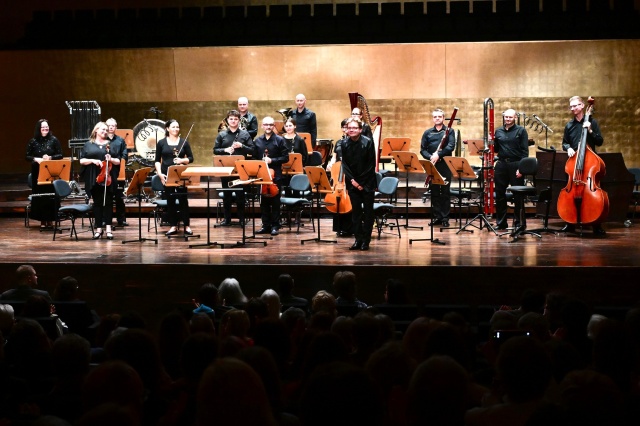 Orkiestra Muzyki Nowej pod dyrekcją Szymona Bywalca przyjmuje gorące brawa publiczności. Fot. Marcin Bielecki Szymon Bywalec z Orkiestrą Muzyki Nowej zachwycił melomanów Złotej Sali Filharmonii [ROZMOWA z DYRYGENTEM, ZDJĘCIA]