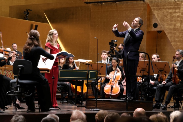 Przemysław Neumann – dyrygent (od prawej), Eleonore Cockerham (sopran) z Orkiestrą Filharmonii im. Mieczysława Karłowicza w Szczecinie. Fot. Cezary Aszkiełowicz Przemysław Neumann | „Trzeba być bardzo pokornym wobec 'Mesjasza' Händla...” [ROZMOWA z DYRYGENTEM, ZDJĘCIA]
