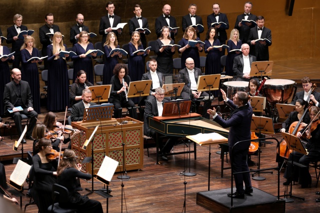 Przemysław Neumann dyryguje Orkiestrą Filharmonii im. Mieczysława Karłowicza w Szczecinie i Chórem Polskiego Radia – Lusławice. Fot. Cezary Aszkiełowicz Przemysław Neumann | „Trzeba być bardzo pokornym wobec 'Mesjasza' Händla...” [ROZMOWA z DYRYGENTEM, ZDJĘCIA]
