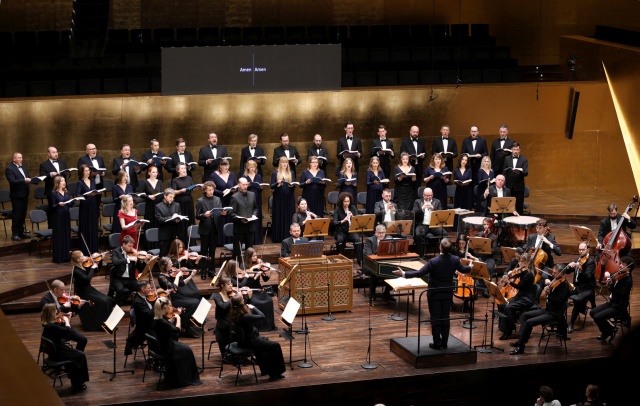 Finałowy akord „Mesjasza” Händla w wykonaniu solistów: Eleonory Cockerham (sopran), Kacpra Szelążka (kontratenor), Sylwestra Smulczyńskiego (tenor), Jaromíra Noska (bas), Chóru Polskiego Radia – Lusławice i Orkiestry Filharmonii im. Mieczysława Karłowicza w Szczecinie pod batutą Przemysława Neumanna. Fot. Cezary Aszkiełowicz Przemysław Neumann | „Trzeba być bardzo pokornym wobec 'Mesjasza' Händla...” [ROZMOWA z DYRYGENTEM, ZDJĘCIA]
