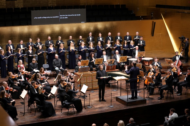 Sylwester Smulczyński – tenor z Orkiestrą Filharmonii im. Mieczysława Karłowicza w Szczecinie i Chórem Polskiego Radia – Lusławice pod batutą Przemysława Neumanna. Fot. Cezary Aszkiełowicz Przemysław Neumann | „Trzeba być bardzo pokornym wobec 'Mesjasza' Händla...” [ROZMOWA z DYRYGENTEM, ZDJĘCIA]