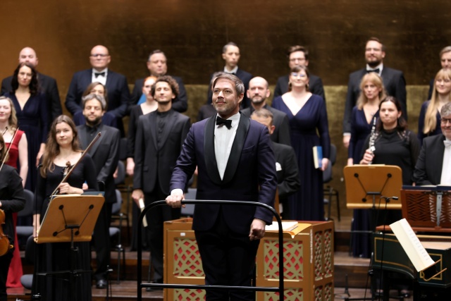 Przemysław Neumann – dyrygent przyjmuje owacyjne brawa publiczności. Fot. Cezary Aszkiełowicz Przemysław Neumann | „Trzeba być bardzo pokornym wobec 'Mesjasza' Händla...” [ROZMOWA z DYRYGENTEM, ZDJĘCIA]