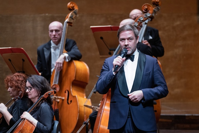 Przemysław Neumann – dyrektor naczelny i artystyczny Filharmonii w Szczecinie wita melomanów na koncertach: sylwestrowym i noworocznym. Fot. Dariusz Gorajski Maestro Adam Banaszak poprowadził Koncert sylwestrowy i noworoczny w Złotej Sali Filharmonii [ROZMOWA z DYRYGENTEM, ZDJĘCIA]