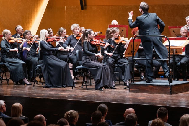 Adam Banaszak dyryguje Orkiestrą Symfoniczną Filharmonii w Szczecinie. Fot. Dariusz Gorajski Maestro Adam Banaszak poprowadził Koncert sylwestrowy i noworoczny w Złotej Sali Filharmonii [ROZMOWA z DYRYGENTEM, ZDJĘCIA]