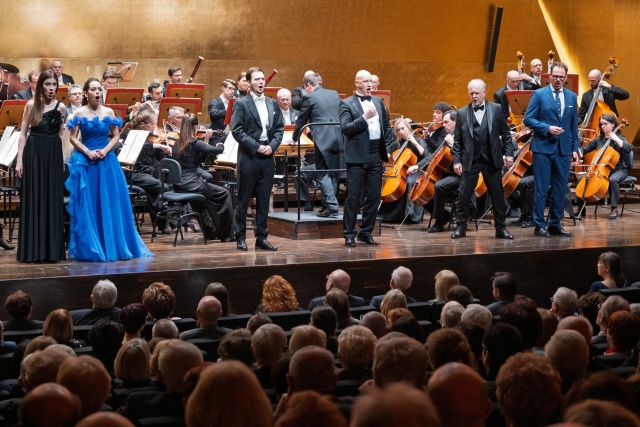Soliści Koncertu sylwestrowego i noworocznego z Orkiestrą Symfoniczną Filharmonii w Szczecinie pod dyrekcją Adama Banaszaka. Fot. Dariusz Gorajski Maestro Adam Banaszak poprowadził Koncert sylwestrowy i noworoczny w Złotej Sali Filharmonii [ROZMOWA z DYRYGENTEM, ZDJĘCIA]