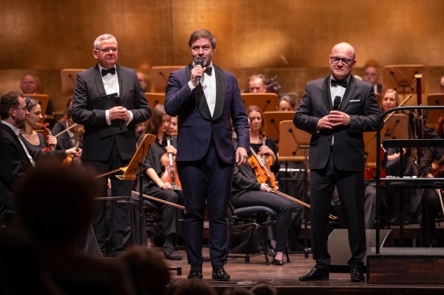 Przemysław Neumann – dyrektor naczelny i artystyczny Filharmonii im. Mieczysława Karłowicza w Szczecinie (w środku zdjęcia) wita publiczność Koncertu prezydenckiego. Na fotografii również Piotr Krzystek – prezydent Szczecina (od prawej) i Artur Andrus – prowadzący koncert (od lewej). Fot. Sebastian Wołosz Nadzwyczajny Koncert prezydencki w Złotej Sali Filharmonii w Szczecinie [POSŁUCHAJ, ZDJĘCIA]
