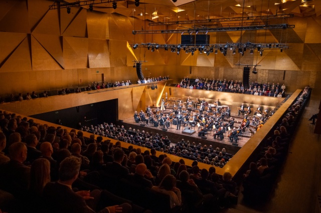 Artur Andrus wita publiczność Koncertu prezydenckiego. Fot. Sebastian Wołosz Nadzwyczajny Koncert prezydencki w Złotej Sali Filharmonii w Szczecinie [POSŁUCHAJ, ZDJĘCIA]
