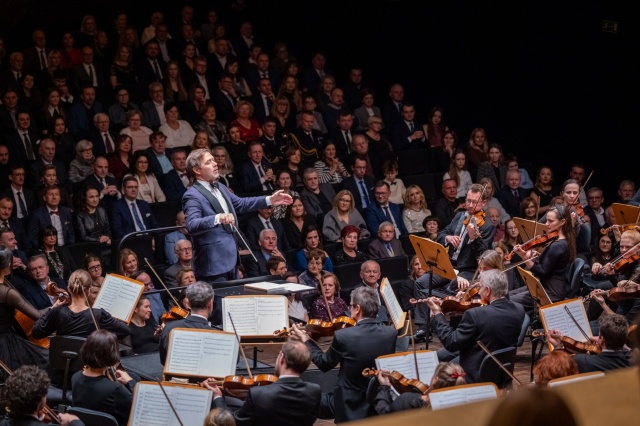 Przemysław Neumann dyryguje Orkiestrą Symfoniczną Filharmonii im. Mieczysława Karłowicza w Szczecinie. Fot. Sebastian Wołosz Nadzwyczajny Koncert prezydencki w Złotej Sali Filharmonii w Szczecinie [POSŁUCHAJ, ZDJĘCIA]