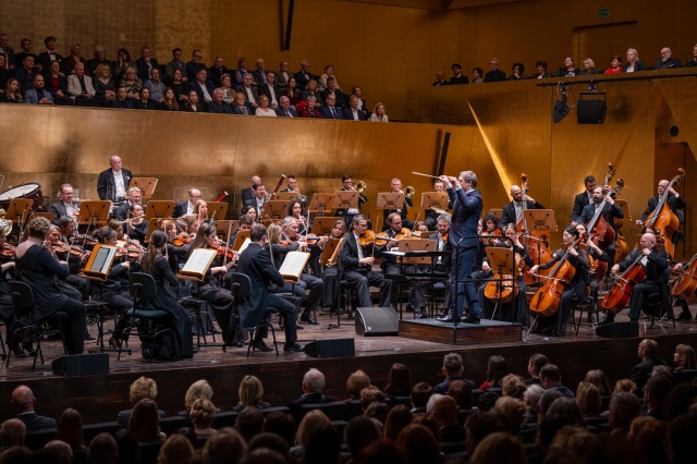 Przemysław Neumann dyryguje Orkiestrą Symfoniczną Filharmonii im. Mieczysława Karłowicza w Szczecinie. Fot. Sebastian Wołosz Nadzwyczajny Koncert prezydencki w Złotej Sali Filharmonii w Szczecinie [POSŁUCHAJ, ZDJĘCIA]
