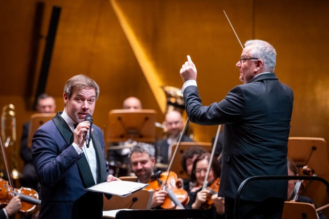 Dyrygent Przemysław Neumann śpiewa z Orkiestrą Symfoniczną Filharmonii im. Mieczysława Karłowicza w Szczecinie pod batutą Artura Andrusa. Fot. Sebastian Wołosz Nadzwyczajny Koncert prezydencki w Złotej Sali Filharmonii w Szczecinie [POSŁUCHAJ, ZDJĘCIA]