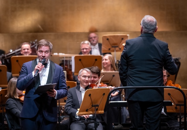 Dyrygent Przemysław Neumann śpiewa z Orkiestrą Symfoniczną Filharmonii im. Mieczysława Karłowicza w Szczecinie pod batutą Artura Andrusa. Fot. Sebastian Wołosz Nadzwyczajny Koncert prezydencki w Złotej Sali Filharmonii w Szczecinie [POSŁUCHAJ, ZDJĘCIA]