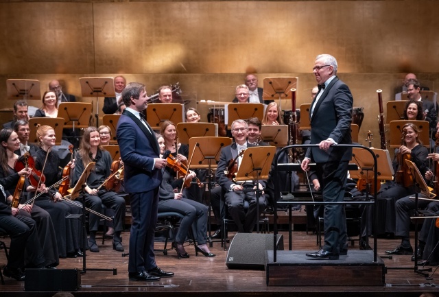 Przemysław Neumann (od lewej) po występie w roli śpiewaka i Artur Andrus po zadyrygowaniu Nim oraz Orkiestrą Symfoniczną Filharmonii im. Mieczysława Karłowicza w Szczecinie. Fot. Sebastian Wołosz Nadzwyczajny Koncert prezydencki w Złotej Sali Filharmonii w Szczecinie [POSŁUCHAJ, ZDJĘCIA]