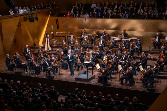 Artur Andrus prowadzi Koncert prezydencki. Fot. Sebastian Wołosz Nadzwyczajny Koncert prezydencki w Złotej Sali Filharmonii w Szczecinie [POSŁUCHAJ, ZDJĘCIA]