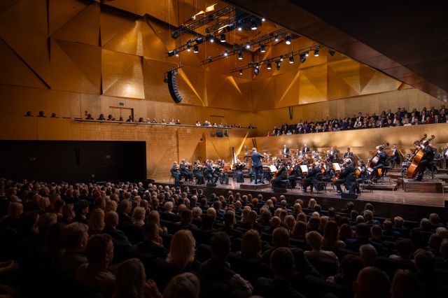 Orkiestra Symfoniczna Filharmonii im. Mieczysława Karłowicza w Szczecinie pod batutą Przemysława Neumanna. Fot. Sebastian Wołosz Nadzwyczajny Koncert prezydencki w Złotej Sali Filharmonii w Szczecinie [POSŁUCHAJ, ZDJĘCIA]