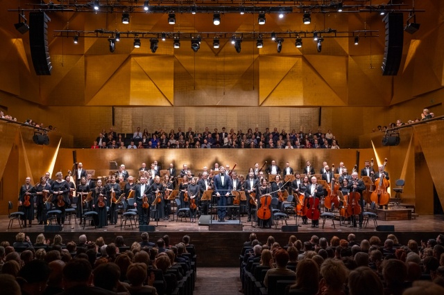 Orkiestra Symfoniczna Filharmonii im. Mieczysława Karłowicza w Szczecinie pod dyrekcją Przemysława Neumanna przyjmuje owacyjne brawa publiczności. Fot. Sebastian Wołosz Nadzwyczajny Koncert prezydencki w Złotej Sali Filharmonii w Szczecinie [POSŁUCHAJ, ZDJĘCIA]