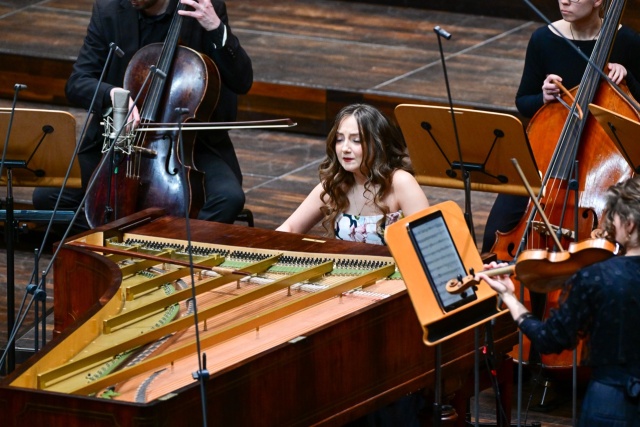 Aleksandra Świgut – pianistka gra na fortepianie Sébastiena Érarda z 1858 roku z Orkiestrą Arte dei Suonatori. Fot. Marcin Bielecki Aleksandra Świgut zachwyciła melomanów Złotej Sali Filharmonii w Szczecinie [ROZMOWA z ARTYSTKĄ, ZDJĘCIA]