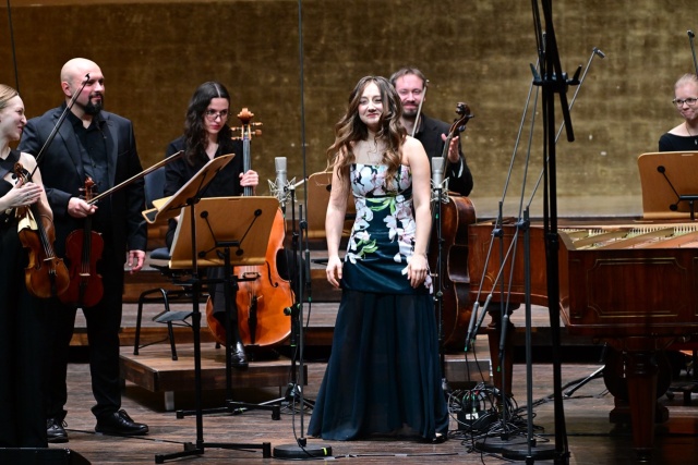 Aleksandra Świgut – pianistka i dyrygentka oraz Orkiestra Arte dei Suonatori przyjmują owacyjne brawa publiczności. Fot. Marcin Bielecki Aleksandra Świgut zachwyciła melomanów Złotej Sali Filharmonii w Szczecinie [ROZMOWA z ARTYSTKĄ, ZDJĘCIA]