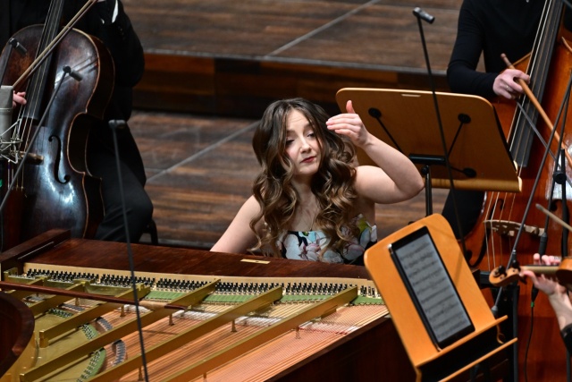 Aleksandra Świgut – pianistka prowadzi zza fortepianu Sébastiena Érarda z 1858 roku Orkiestrę Arte dei Suonatori. Fot. Marcin Bielecki Aleksandra Świgut zachwyciła melomanów Złotej Sali Filharmonii w Szczecinie [ROZMOWA z ARTYSTKĄ, ZDJĘCIA]