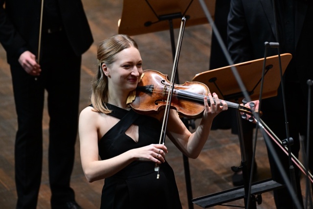 Vida Bobin-Sokołowska (od lewej) – koncertmistrz Orkiestry Arte dei Suonatori. Fot. Marcin Bielecki Aleksandra Świgut zachwyciła melomanów Złotej Sali Filharmonii w Szczecinie [ROZMOWA z ARTYSTKĄ, ZDJĘCIA]