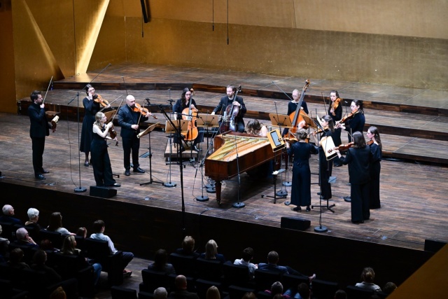 Aleksandra Świgut – pianistka gra na fortepianie Sébastiena Érarda z 1858 roku z Orkiestrą Arte dei Suonatori. Fot. Marcin Bielecki Aleksandra Świgut zachwyciła melomanów Złotej Sali Filharmonii w Szczecinie [ROZMOWA z ARTYSTKĄ, ZDJĘCIA]