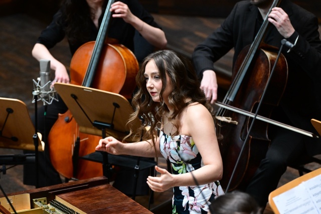 Aleksandra Świgut – pianistka prowadzi zza fortepianu Sébastiena Érarda z 1858 roku Orkiestrę Arte dei Suonatori. Fot. Marcin Bielecki Aleksandra Świgut zachwyciła melomanów Złotej Sali Filharmonii w Szczecinie [ROZMOWA z ARTYSTKĄ, ZDJĘCIA]