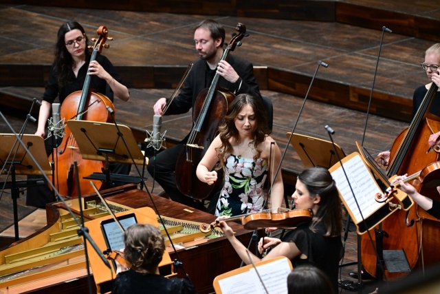 Aleksandra Świgut – pianistka prowadzi zza fortepianu Sébastiena Érarda z 1858 roku Orkiestrę Arte dei Suonatori. Fot. Marcin Bielecki Aleksandra Świgut zachwyciła melomanów Złotej Sali Filharmonii w Szczecinie [ROZMOWA z ARTYSTKĄ, ZDJĘCIA]