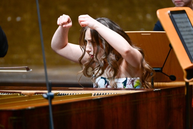 Aleksandra Świgut – pianistka prowadzi zza fortepianu Sébastiena Érarda z 1858 roku Orkiestrę Arte dei Suonatori. Fot. Marcin Bielecki Aleksandra Świgut zachwyciła melomanów Złotej Sali Filharmonii w Szczecinie [ROZMOWA z ARTYSTKĄ, ZDJĘCIA]